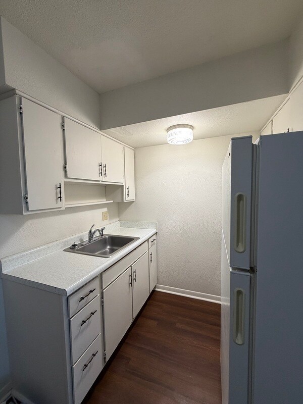 Building Photo - 1485 Meadowview Dr