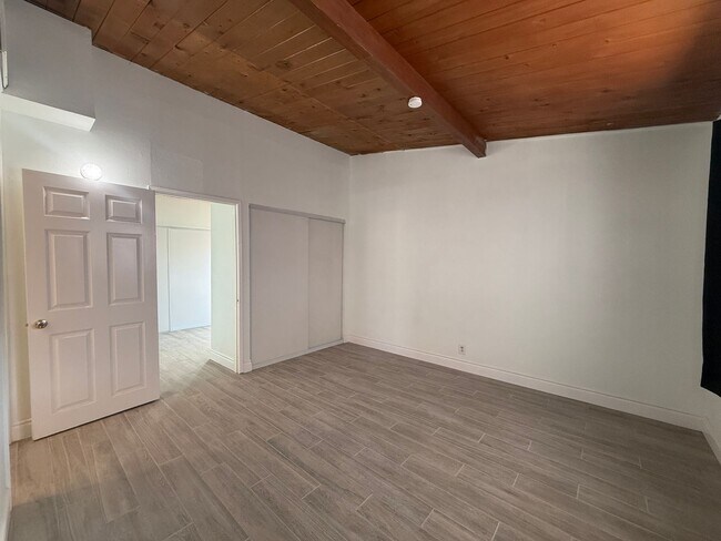 Building Photo - Palmdale 4 bedroom + 2 Bathroom