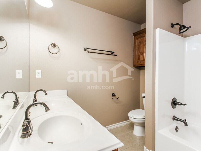 Building Photo - 1628 East Edgewater St S