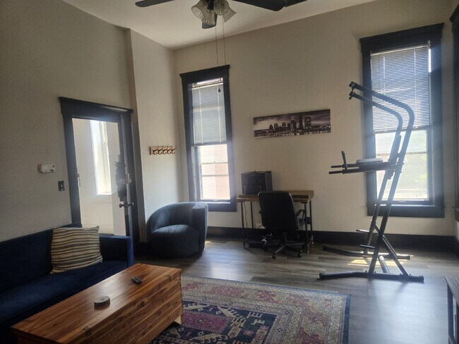 Building Photo - "2-Bed Furnished Gem close to the University of Louisville!"