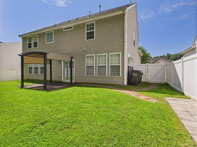 Building Photo - Charming 5-Bedroom 2.5 Bathroom Home locat...