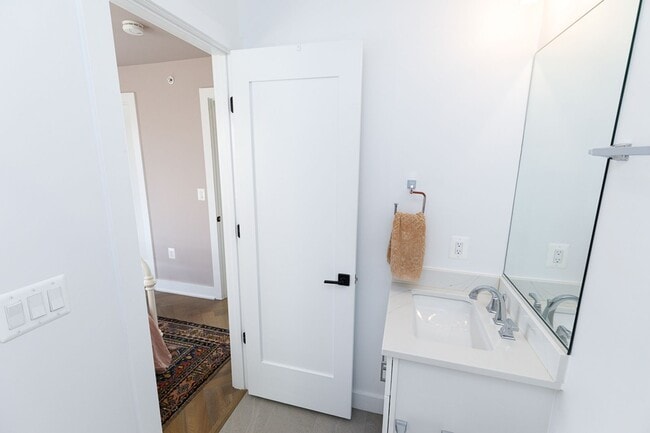 Building Photo - Newer Three Bed-Three Bath Townhouse Condo...