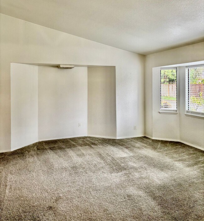 Building Photo - 3 Bed / 2 Bath Kirkland-Finn Hill rambler $3,395/month