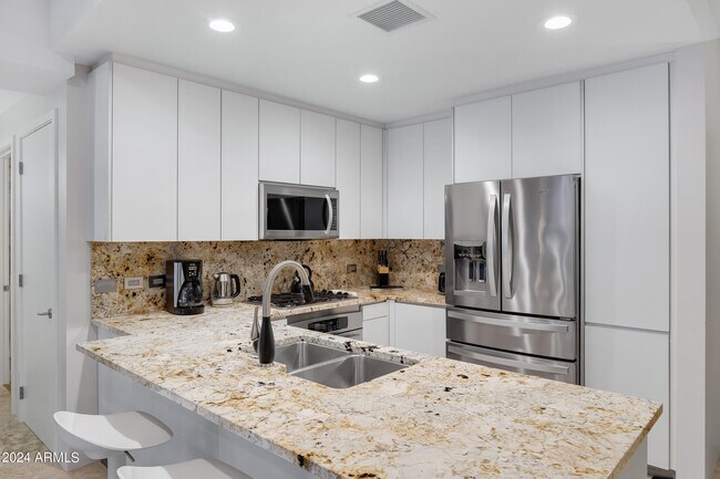 Building Photo - 7121 E Rancho Vista Dr