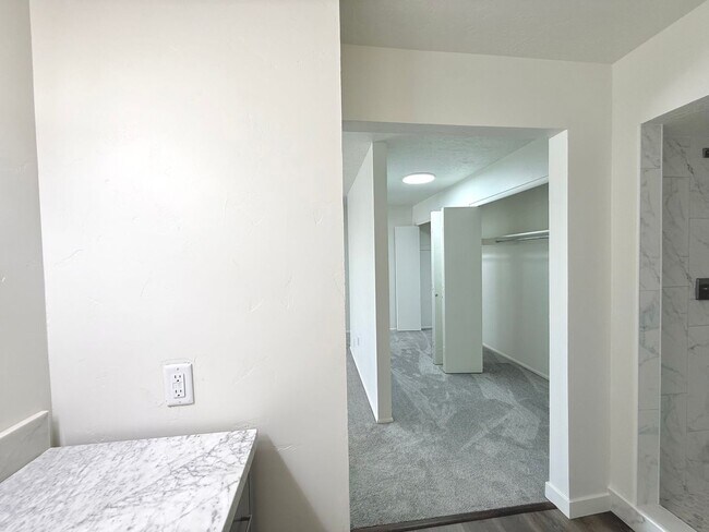 Building Photo - Open House June 20th | 3 Bedroom Townhome in Holladay