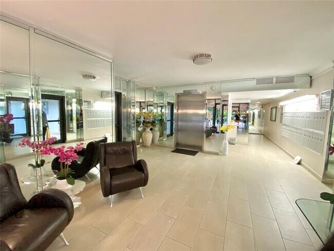 Building Photo - 3000 N Palm Aire Dr