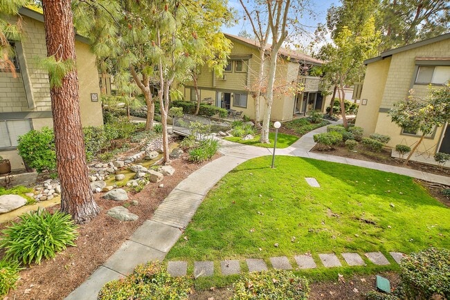 Building Photo - 960 E Bonita Ave