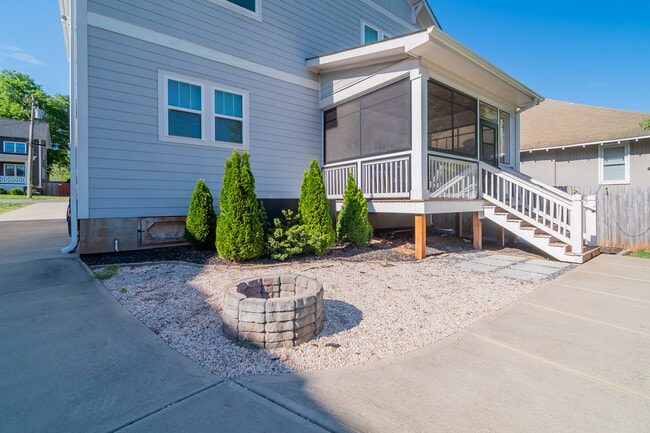 Building Photo - 1005 State St