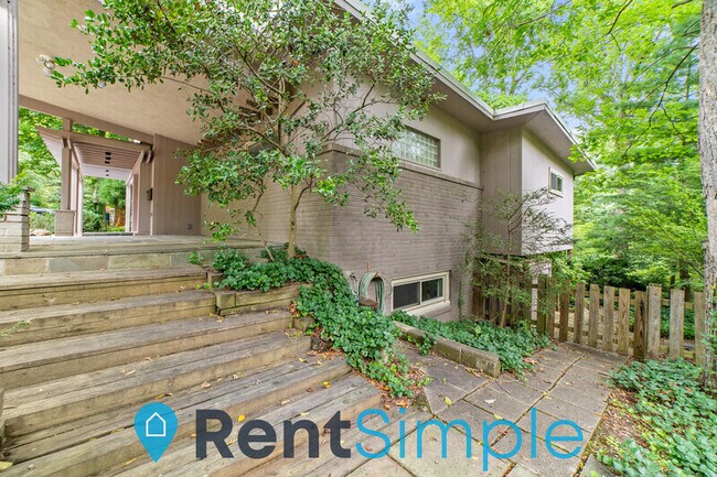 Building Photo - 6502 Lakeview Dr