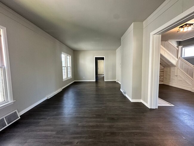 Building Photo - Five Bedroom House Available in Battle Creek