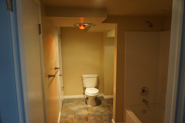 Building Photo - Bountiful 3 Bedroom 2 Bath Home