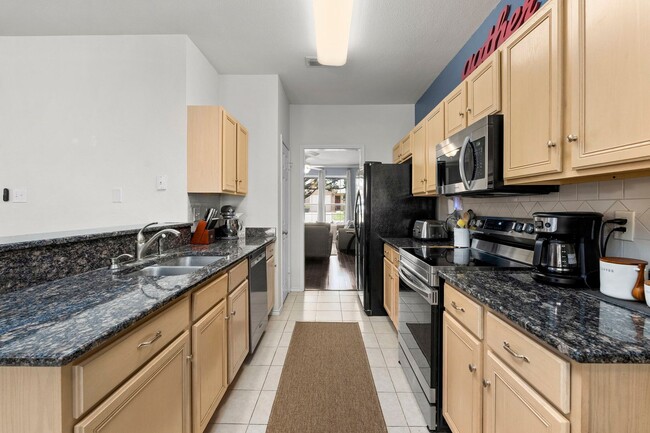 Building Photo - Stylish Townhome Living in Oak Creek