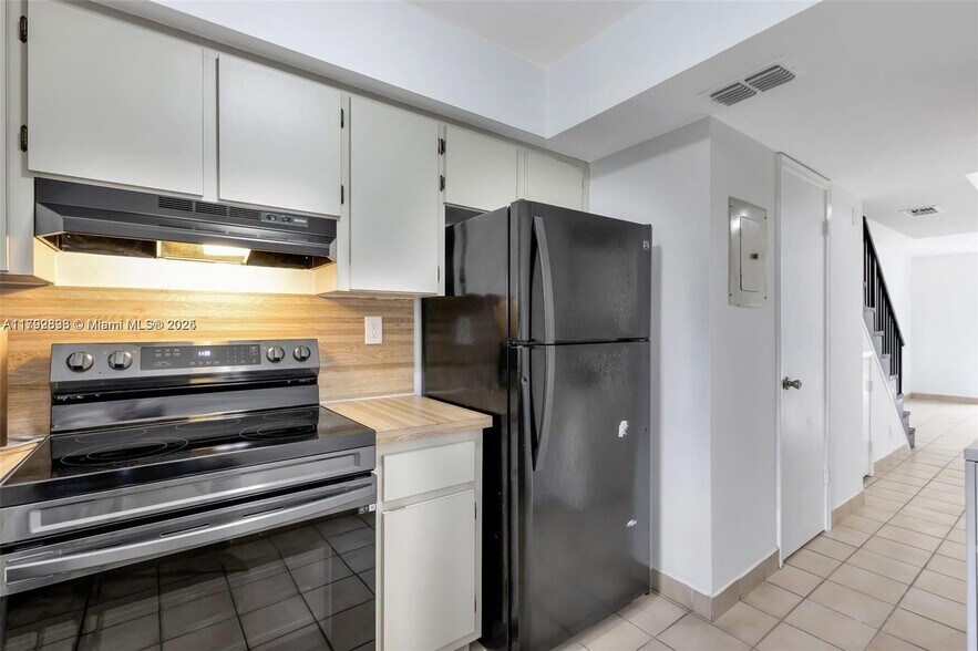 Building Photo - 6141 SW 42nd Ct