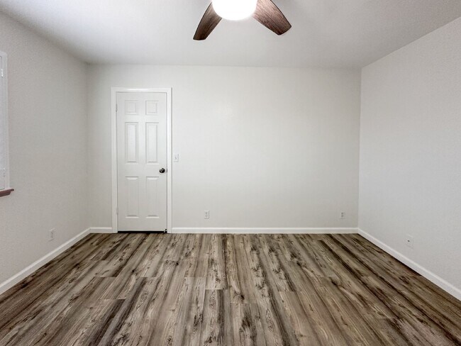 Building Photo - 1240 W Mariposa Ave