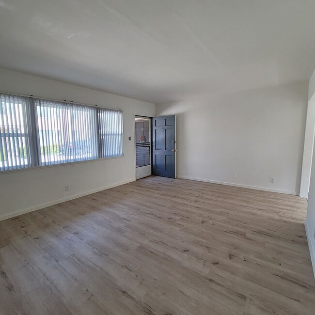 Building Photo - Nice ground floor 2 bdrm midtown Ventura Apt. $2400