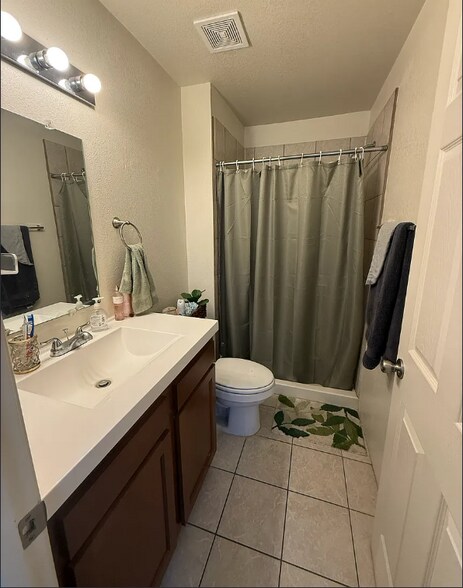 Unit #2 Bathroom - 439 E Linden St