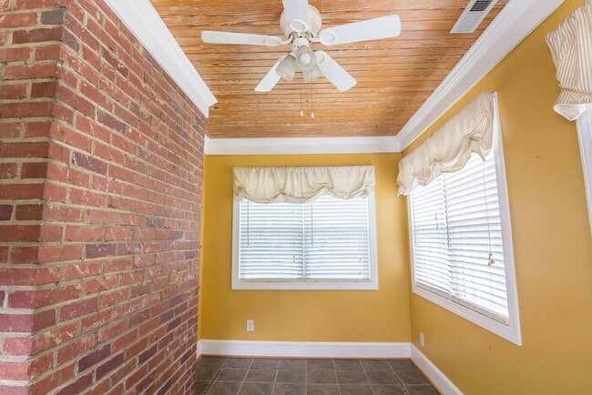 Building Photo - Gorgeous 3 Bedroom 2 Bath in Popular Parki...