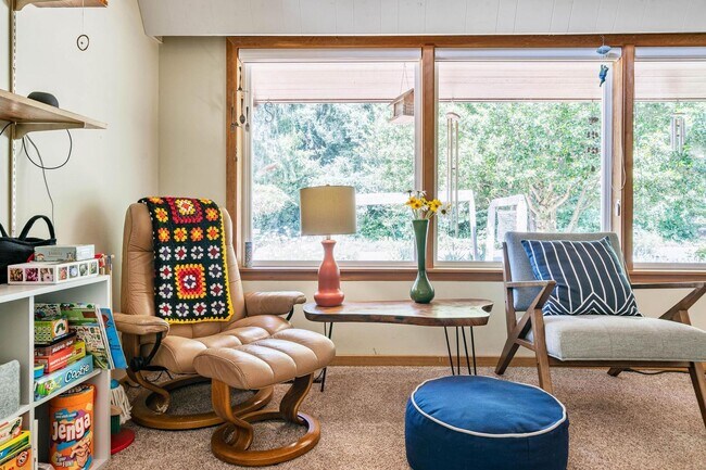 Building Photo - Charming 3-bdrm/2-bath Mid-Century ranch—A...