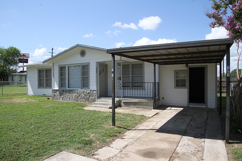 Primary Photo - 121 N McEntire Ct