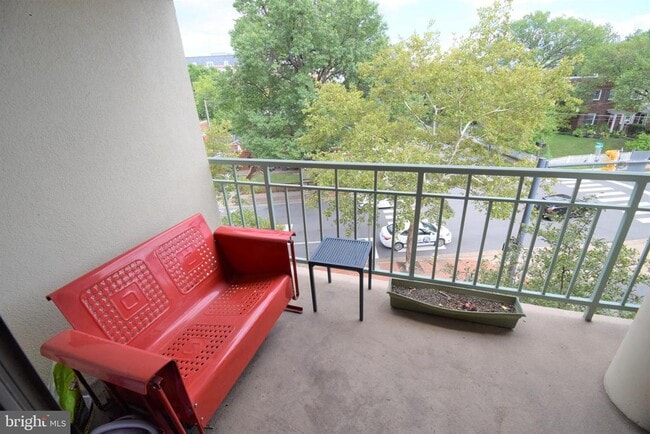 Building Photo - 610 N West St