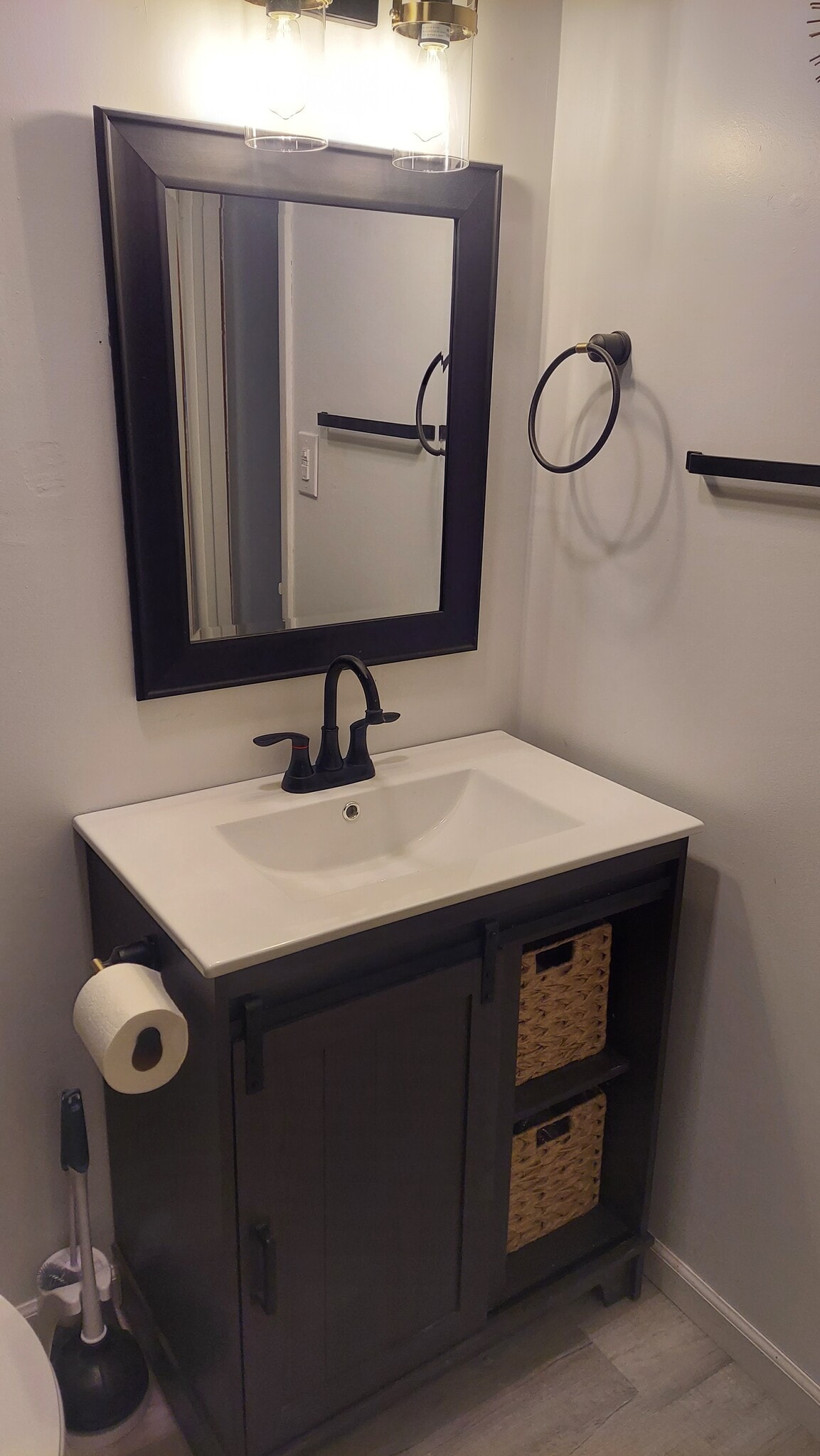 Master Half Bath - 1993 Washington St E