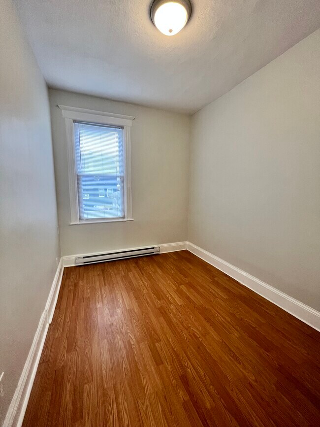 137 W 54th Apt 2 - 136 W 54th St