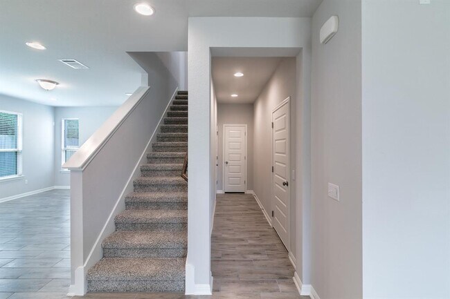Building Photo - 124 Driftwood Hills Way