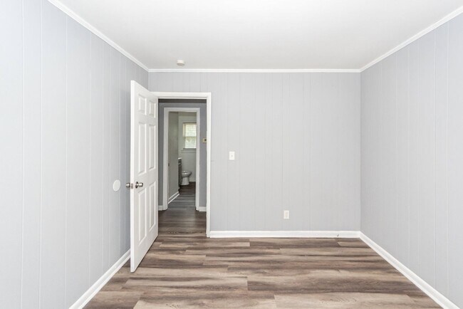 Building Photo - 3 Bedroom, 1 Bathroom Home in Waylyn Subdivision - North Charleston