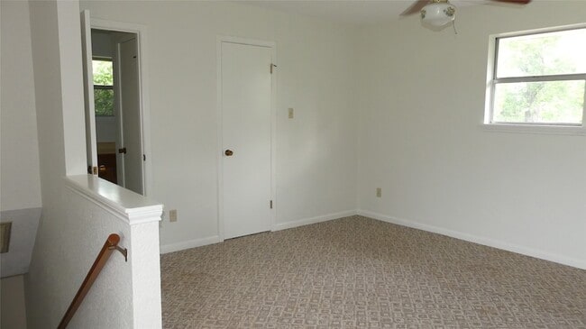 Building Photo - 15606 Santa Fe Dr