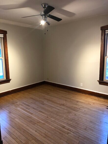 Building Photo - 318 E Deer Pl