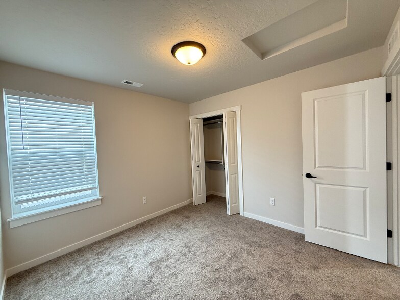 Building Photo - 222 W Haniken St