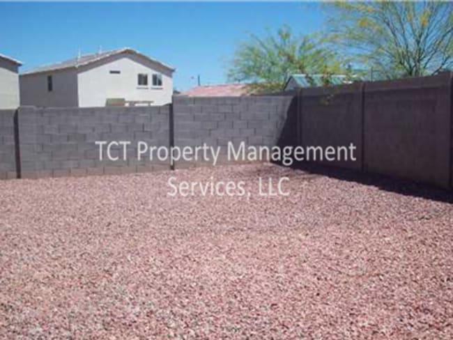 Building Photo - 3 bed/2 bath near Cardinal Stadium!