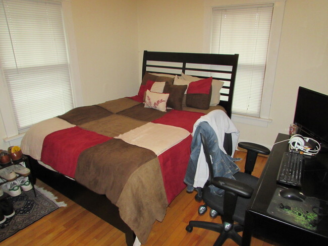 Bedroom - 932 Drake St