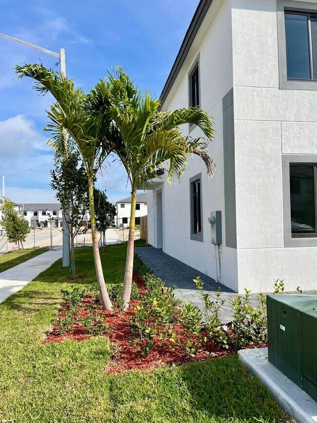 Building Photo - 1280 N Flagler Ave