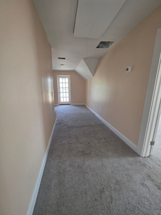 Building Photo - Newly Renovated Stunning Home