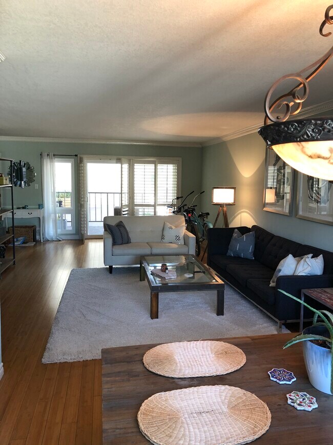 Building Photo - 2131 E 1st St