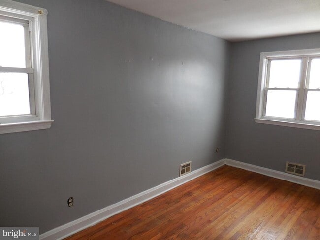 Building Photo - 7801 Hillsway Ave