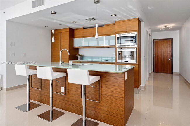 Building Photo - 5875 Collins Ave