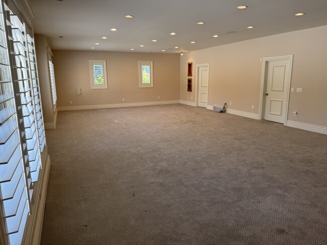 Building Photo - 4900 Marilyn Dr