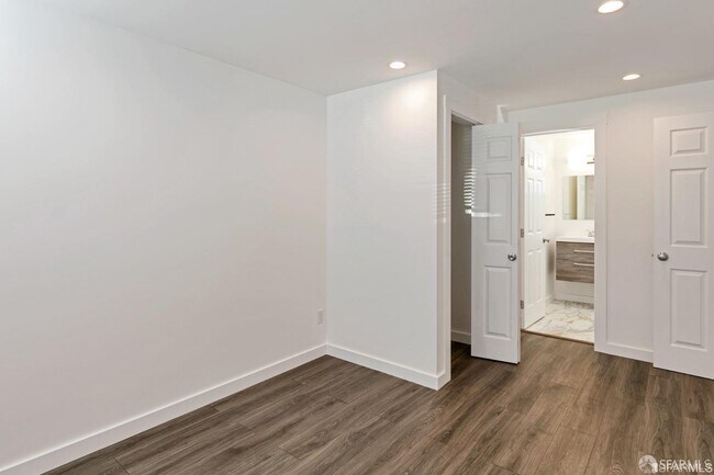 Building Photo - 68 Cayuga Ave