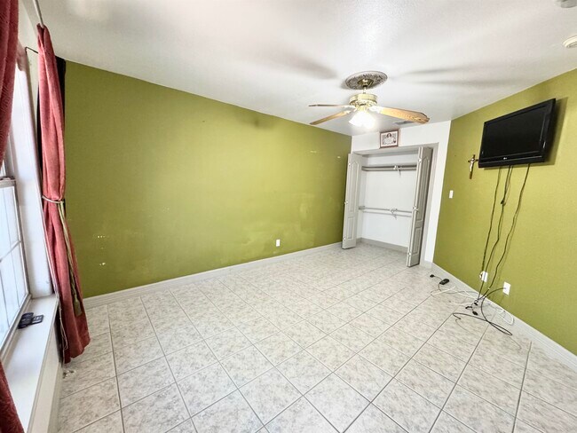 Building Photo - 210 Leon Ave