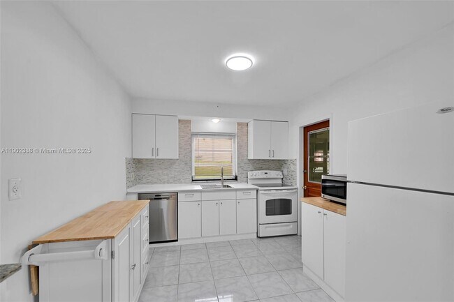 Building Photo - 1520 NE 108th St