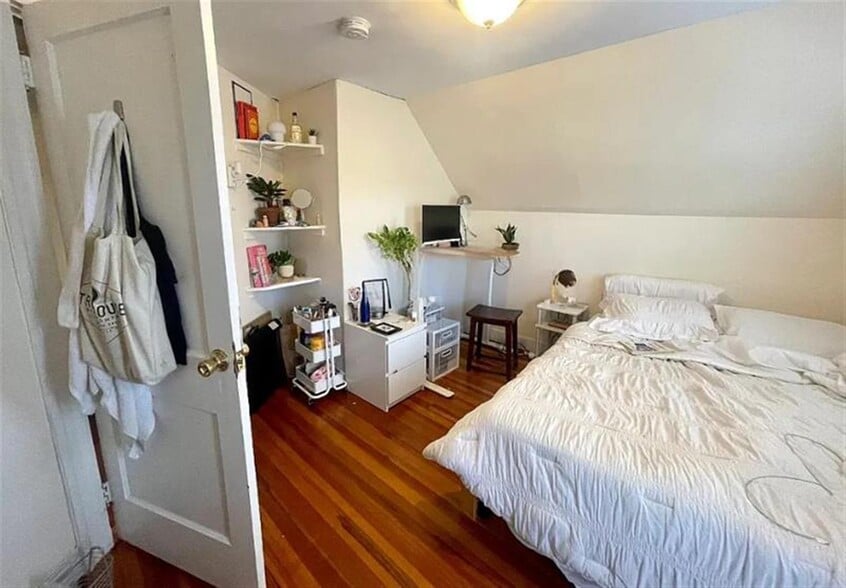 Building Photo - 123 Winthrop St