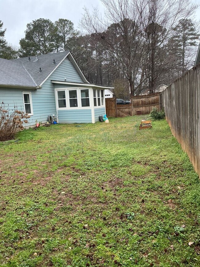 Building Photo - 2/2