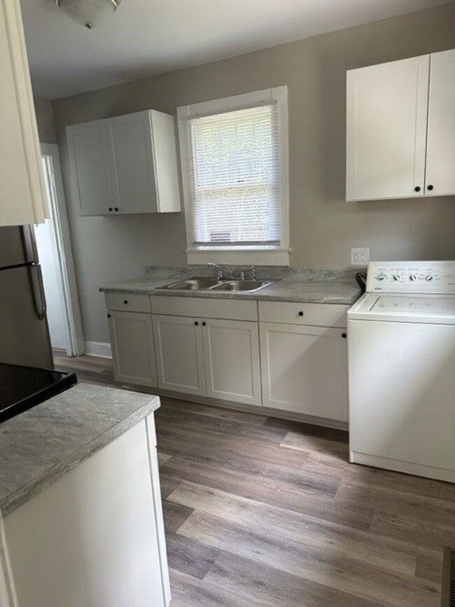 Building Photo - Two Bedroom House