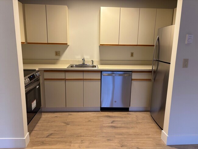 Building Photo - 82 Longview St