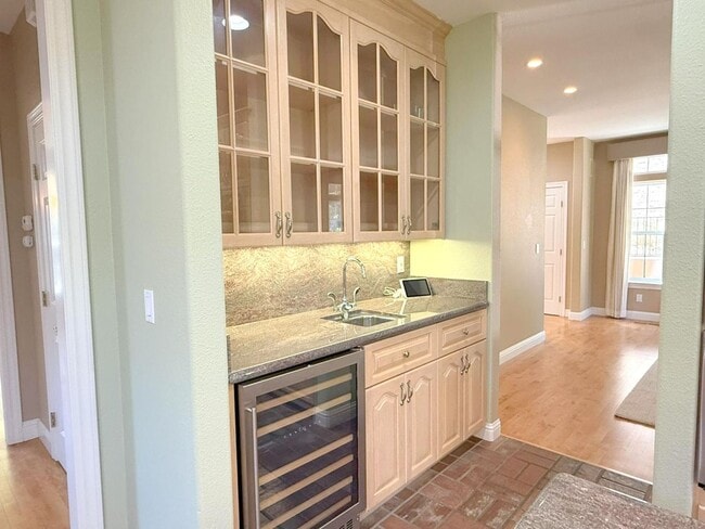 Building Photo - Westside Alamo Custom Estate With Beautifu...