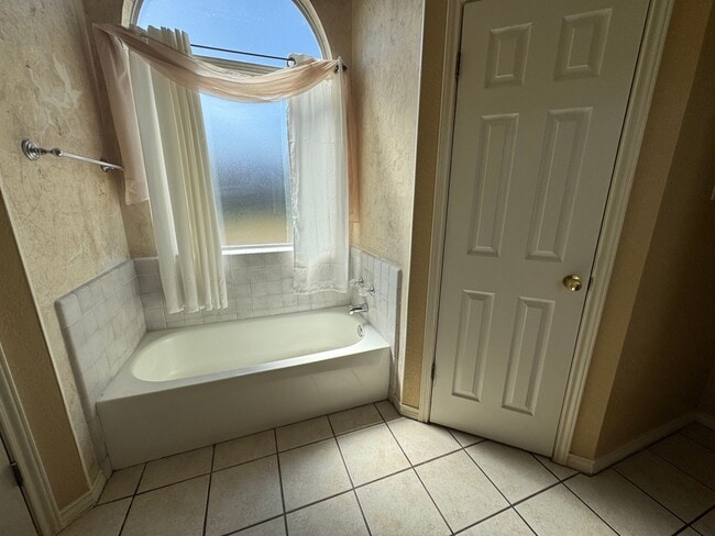 Building Photo - 2402 Simone Dr