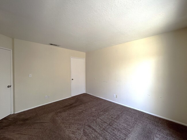 Building Photo - AVAILABLE NOW!! 2 Bed/2 Bath Apartment in ...