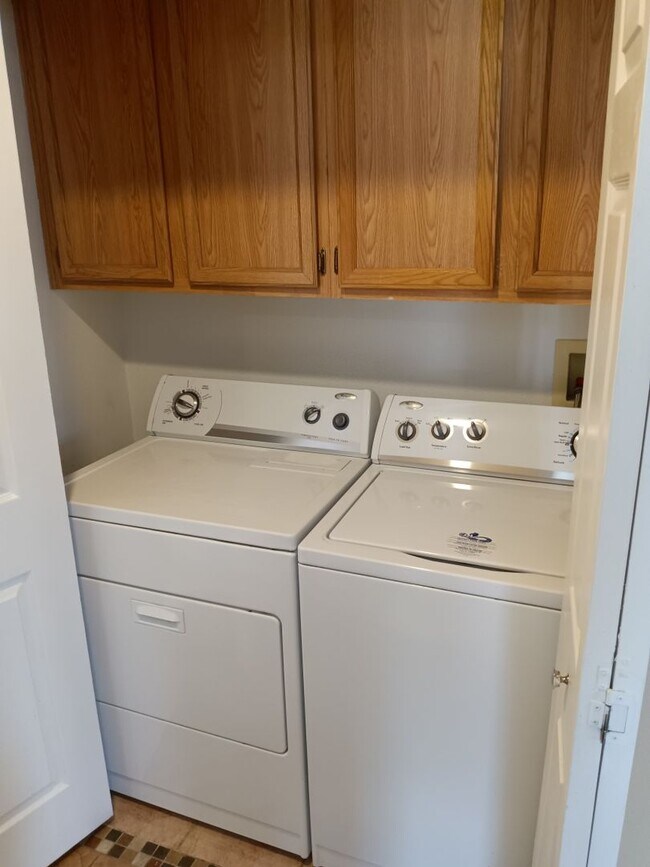 Building Photo - Adorable Single Story 3/2/2 car Ready Now